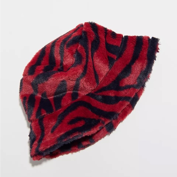 Urban Outfitters Knox Printed Faux Fur Bucket NWT - Red - Picture 2 of 5